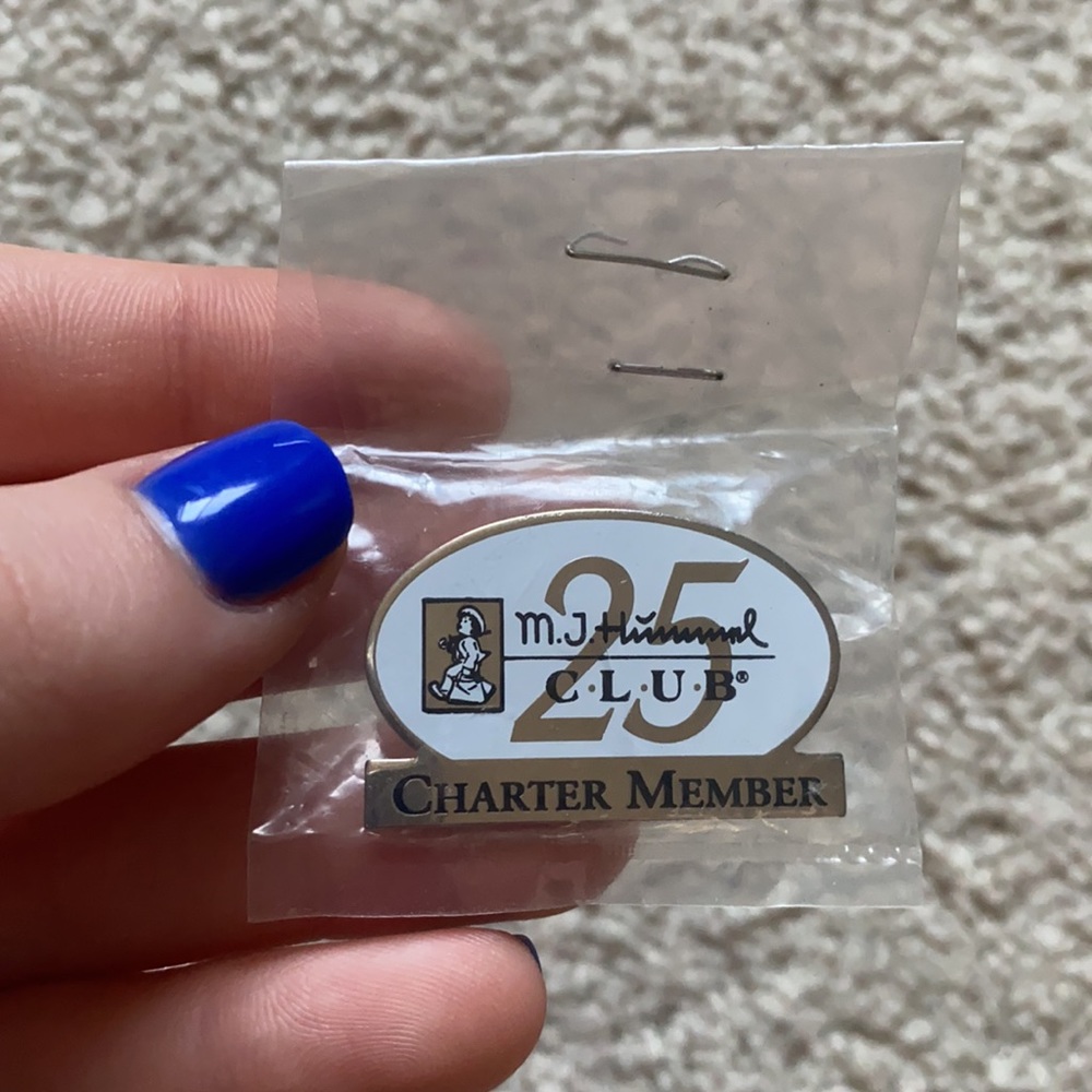New M.J Hummel 25 Year Charter Club Member Pin